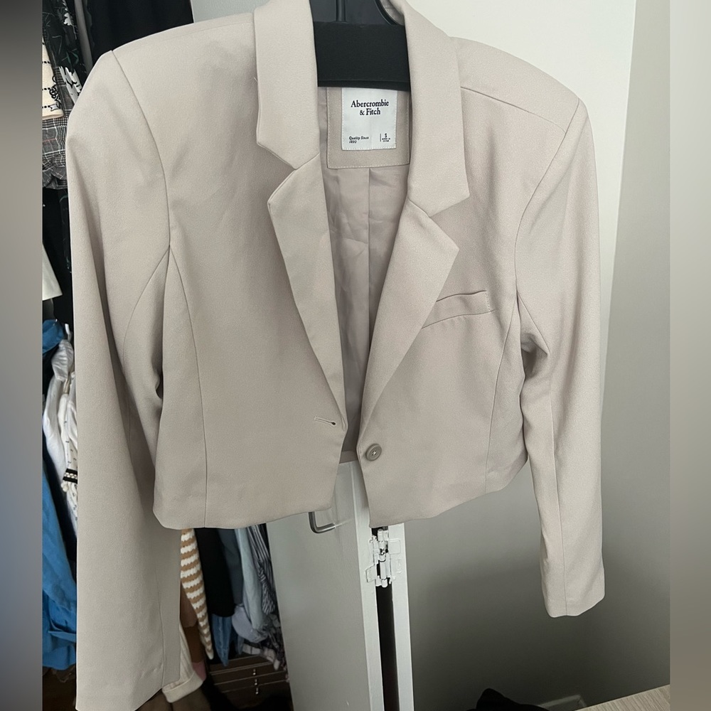 Abercrombie & Fitch cropped premium crepe blazer